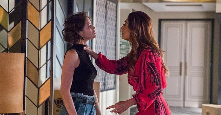 Josiane (Agatha Moreira) e Maria da Paz (Juliana Paes) em A Dona do Pedaço - Globo/Raquel Cunha