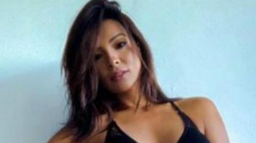 Carol Nakamura sensualiza mas fãs apontam Photoshop - Reprodução / Instagram