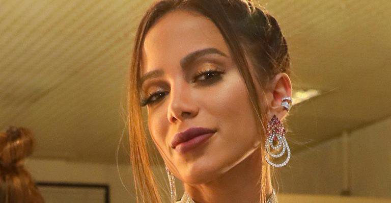 Anitta deixa volume indiscreto aparecer no maiô - Divulgação/Globo/João Miguel Júnior