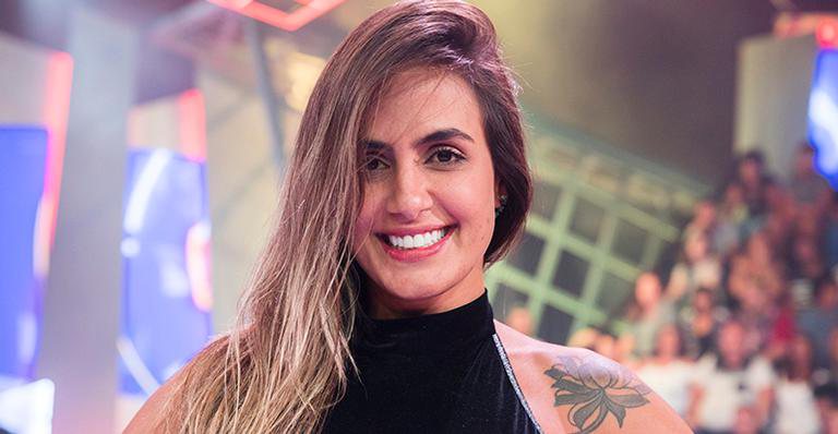 Carol Peixinho abusa do decote e exibe tatuagem nos seios - Globo/Victor Pollak