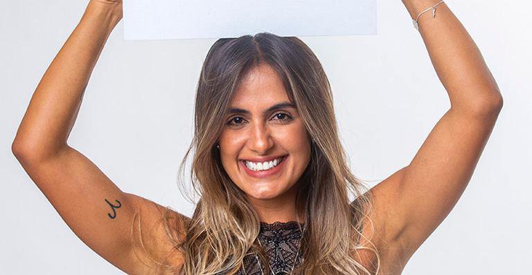 Carol Peixinho abusa do decote em look justo - Globo/Victor Pollak