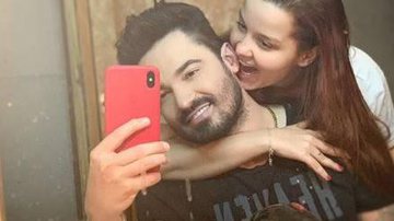 Casal se diverte enquanto Maiara prepara pastel - Instagram