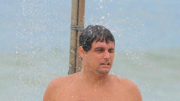 Mais magro, Felipe Dylon curte tarde de praia no Rio de Janeiro - AgNews