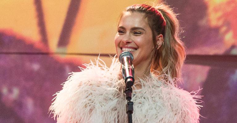 Carolina Dieckmann cantando no Conversa com Bial - Globo/Fábio Rocha