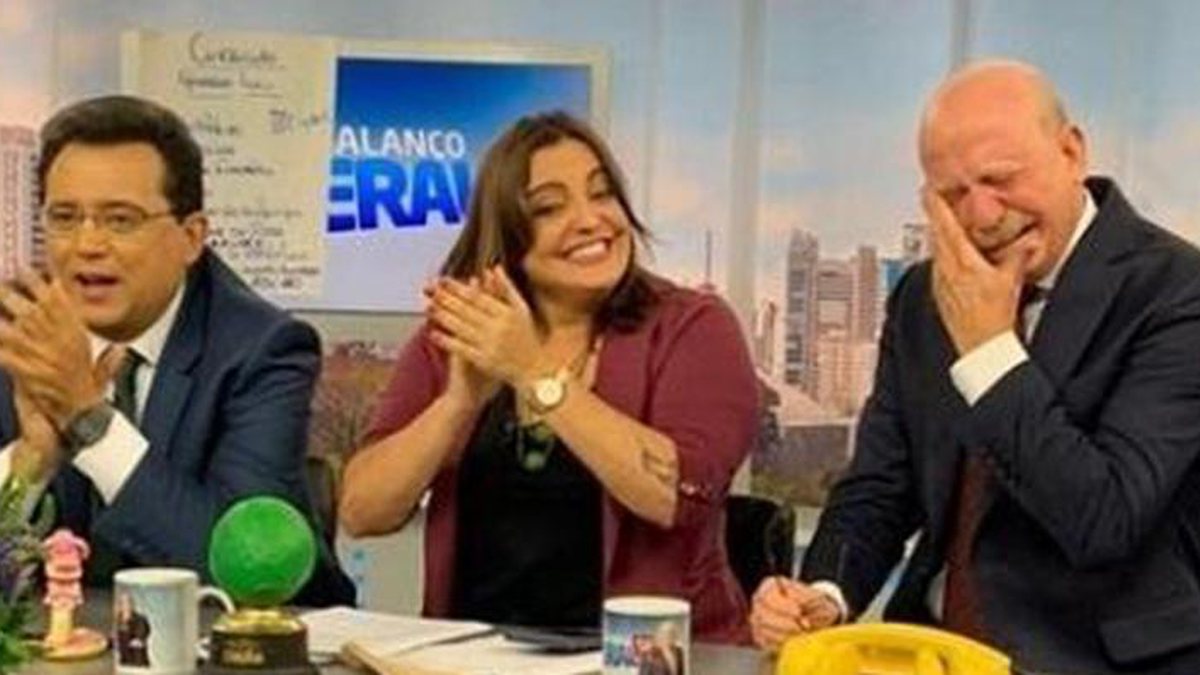 Renato Lombardi chora na TV após ouvir declaração da namorada