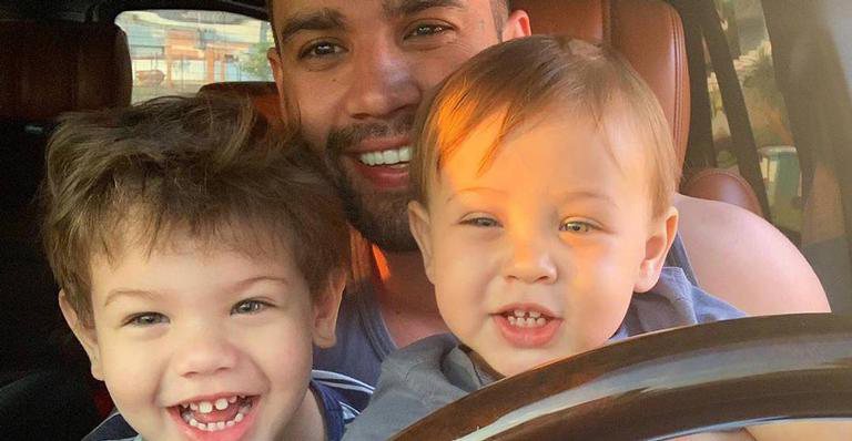 Gusttavo Lima se diverte com os filhos, Gabriel e Samuel - Reprodução/Instagram