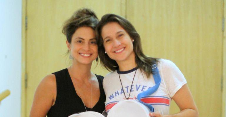 Fernanda Gentil e namorada Priscila em estréia de seu monólogo - Daniel Delmiro/AgNews