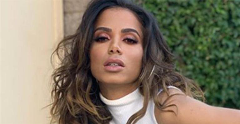 Anitta vai ao Grammy com look ousado e deslumbrante - Instagram