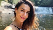 Mel Fronckowiak exibe a barriguinha em look curtinho na praia - Instagram