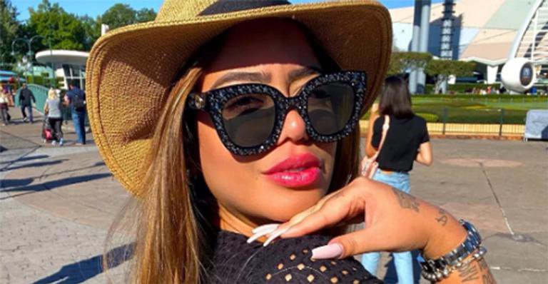 Rafaella Santos surge com bolsa grifada em parque de diversões - Instagram