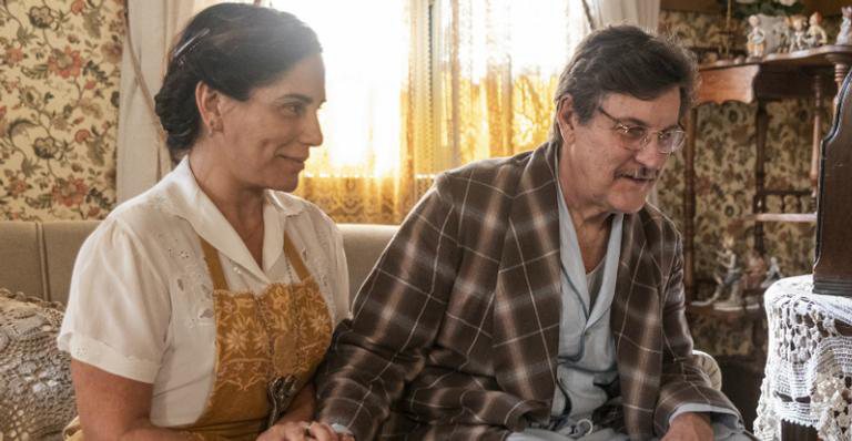 Gloria Pires como Lola e Antonio Calloni como Júlio em 'Éramos Seis' - Divulgação/Globo/Victor Pollak