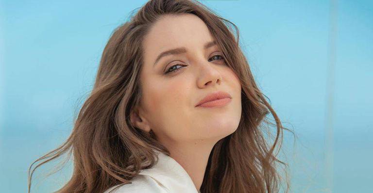 Nathalia Dill posa plena em meio a cenário paradisíaco e seguidores elogiam - Vinicius Mochizuki