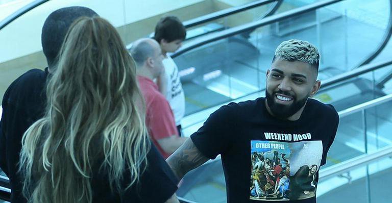 Gabigol e Rafaella Santos são vistos sorridentes em shopping - AgNews