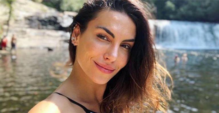 Mel Fronckowiak exibe a barriga seca em foto rara de biquíni - Instagram