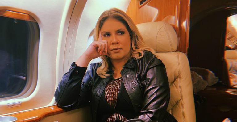 Jennyfer Oliver recebe apoio depois de passar por constrangimento ao lado de Silvio Santos - Reprodução/Instagram