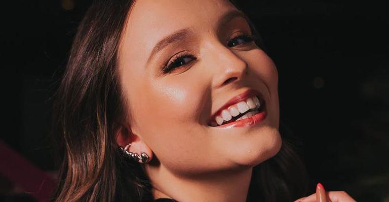 Larissa Manoela aposta em vestido curtinho e mostra pernões - Reprodução/Instagram