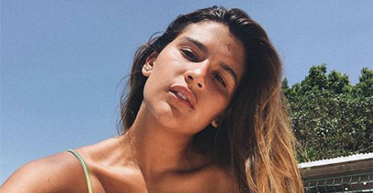 Giulia Costa exibe marquinha do sol na pele ao puxar o biquíni - Instagram