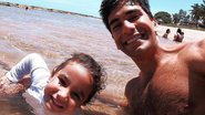 Hugo Moura posa coladinho com a filha, Maria Flor que surge com a camisa do time do Bahia - Reprodução/Instagram