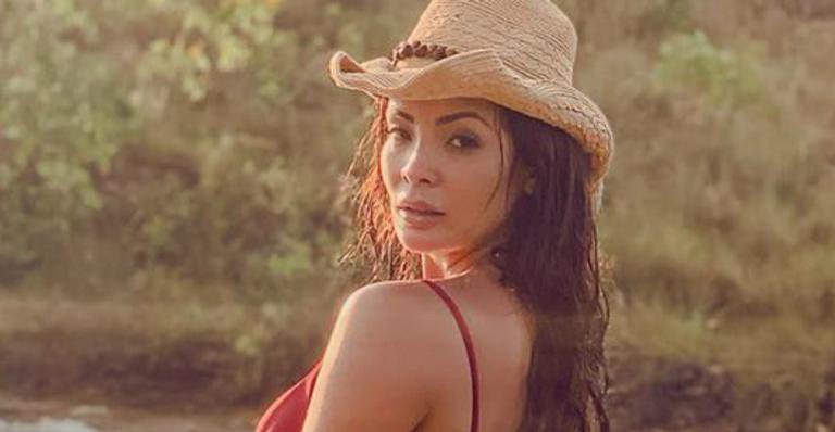 Carol Nakamura surge em clique sensual - Instagram