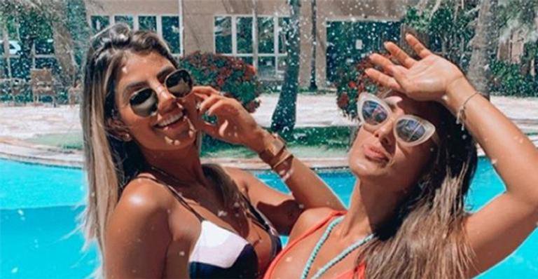 Hariany Almeida e Carol Peixinho ostentam corpos perfeitos na piscina - Instagram