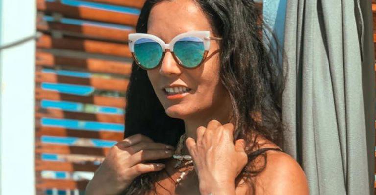 Monica Carvalho exibe corpo perfeito em fotos ousadas de maiô - Reprodução