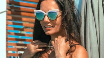 Monica Carvalho exibe corpo perfeito em fotos ousadas de maiô - Reprodução