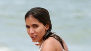 Anitta exibe corpão na praia usando biquíni branco - AgNews