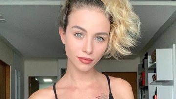 Laryssa Ayres dá beijão na namorada em nova foto juntas - Instagram