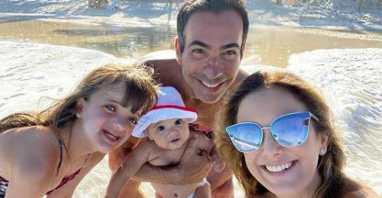 Ticiane Pinheiro celebra seis meses da filha na praia: ''Nosso biscoitinho'' - Arquivo Pessoal