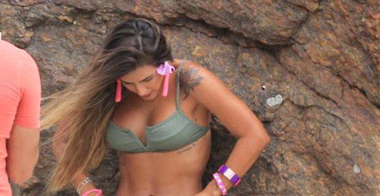 Carol Peixinho é flagrada fazendo fotos com biquíni ousado - AgNews