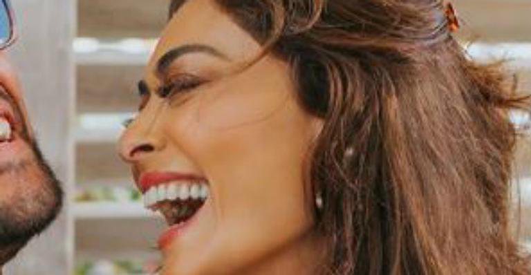 Juliana Paes surge sorridente em fotão com o marido gato - Arquivo Pessoal