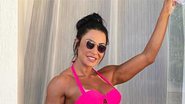 Gracyanne Barbosa puxa o biquíni para exibir marquinha de sol - Instagram