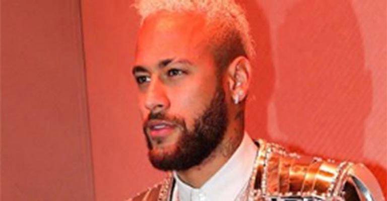 Neymar Jr usa jaqueta de R$ 64 mil em desfile de moda - Instagram