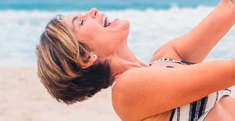 Flávia Alessandra mostra barriga chapada na praia - Reprodução/Instagram