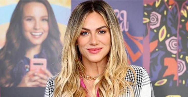 Filha de Giovanna Ewbank explode o fofurômetro ao se maquiar sozinha - BrazilNews