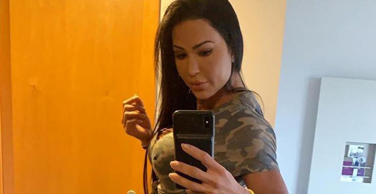 Gracyanne Barbosa usa biquíni de fita adesiva para renovar o bronzeado - Instagram