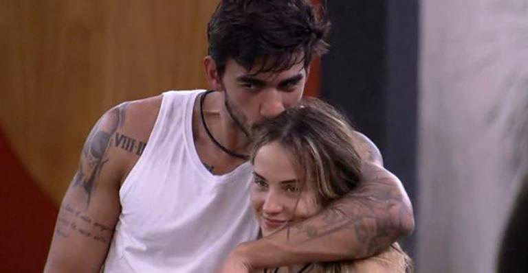 BBB20: Guilherme e Gabi selam a paz com beijo na chuva e brothers ironizam - Reprodução/TV Globo