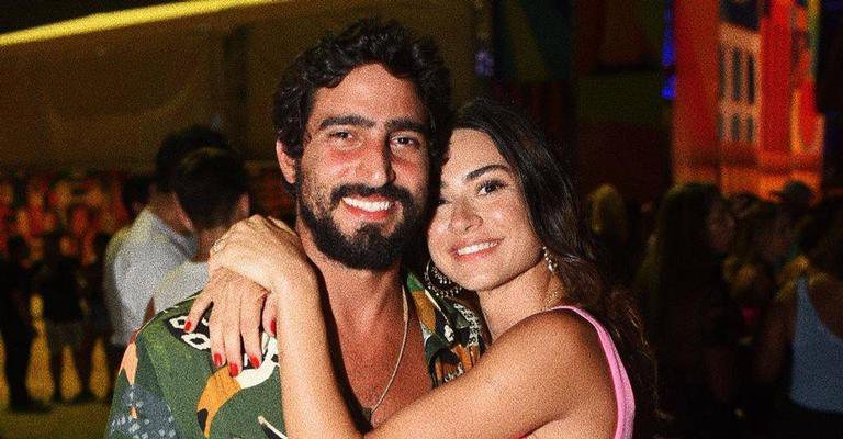 Em momento romântico, Thaila Ayala e o marido, Renato Góes veem o nascer do sol - Ari Kaye