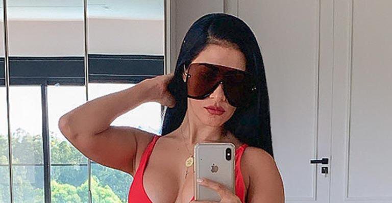 Simaria ostenta pernas perfeitas ao surgir só de maiô vermelho - Instagram