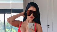 Simaria ostenta pernas perfeitas ao surgir só de maiô vermelho - Instagram