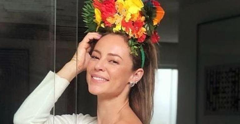 Paolla Oliveira publica foto sem filtros e deixa pernões de fora com vestido curtíssimo - Reprodução