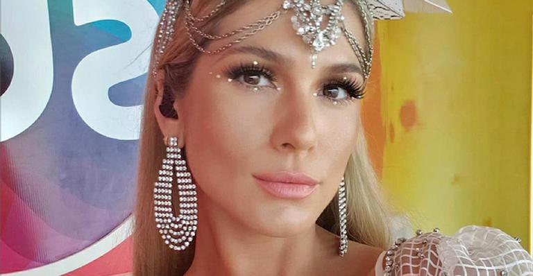 Lívia Andrade abusa da transparência em look carnavalesco - Instagram