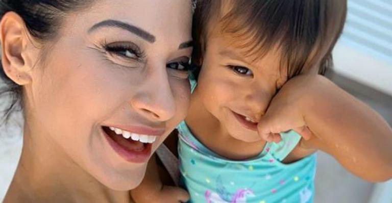 Mayra Cardi curte dia de piscina com a filha e fofura derrete web - Arquivo Pessoal