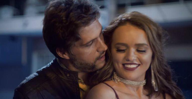 BBB 20: Após rumores, Léo Chaves lança clipe beijando muito Rafa Kalimann - Reprodução