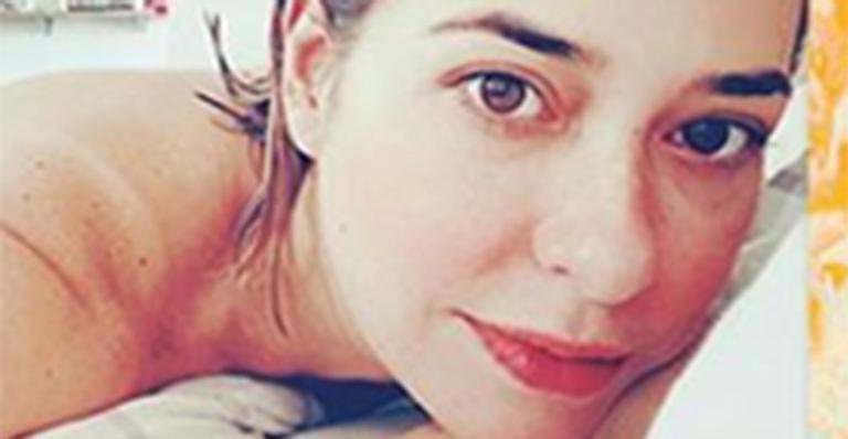 Paloma Duarte causa e publica foto exibindo o bumbum na cama - Reprodução