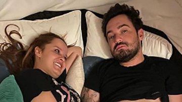 Maiara levanta a camiseta de Fernando em foto na cama: ''Esperei tanto por esse momento'' - Reprodução