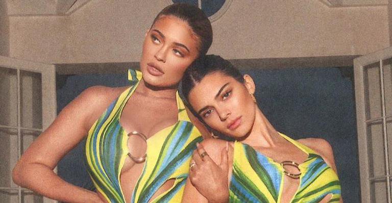 Kylie Jenner posa só de maiô com Kendall Jenner, mas detalhe inusitado no pé rouba a cena - Reprodução/Instagram