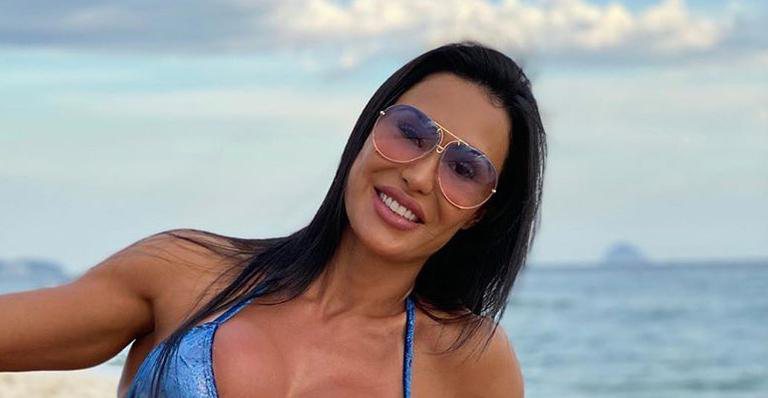 Gracyanne Barbosa posa na praia com biquíni mínimo - Reprodução