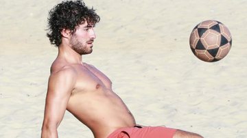 Gato da novela das 7, José Condessa bate um bolão em praia do Rio de Janeiro - AgNews