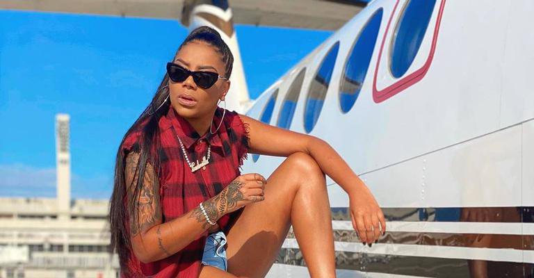 Ludmilla posa plena dentro de carro de luxo e tira onda nas redes sociais - Reprodução/Instagram